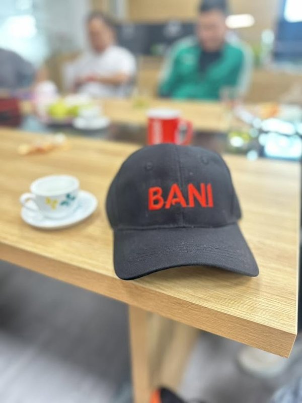 Chiếc mũ BANI trên bàn trong một buổi làm việc